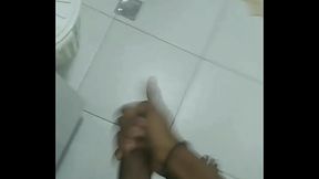 Novinho pauzudo batendo punheta e gozando gozando