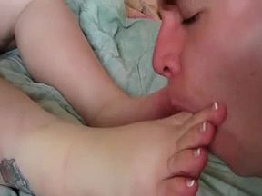 BBW FEMDOM SWEATY STINKY FOOT WORSHIP