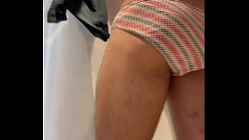 Cuando me cambio y me pruebo ropa, al verme desnudo en los espejos, me caliento conmigo mismo, me quisiera follar yo solito