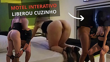 Interactive Motel: He fucked my ass and came inside. The condom slipped off and he fucked me raw. The cuck just watched - Macho comeu e gozou no cuzinho. A camisinha saiu foi no pelo. Corno só olhou