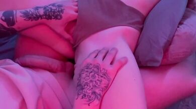Wife’s fingers beg for rough cock right on homemade cam