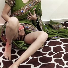 Desi Indian Bhabhi aj mat jaao office bht mood hai aaj karne ka pati samjh kar deevar se apni gand marwai in Hindi audio