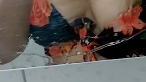 MORENA SAFADA LIMPANDO ESPELHO DO BANHEIRO COM SEU DECOTE SALIENTE/brunette cleaning mirror showing