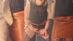 video tres tres hot. je suis en bas jupe et top, je m insere en gros plan un...