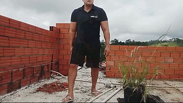 YURI GA&Uacute_CHO - PEDREIRO DOTADO MACETANDO A PICA NA LAJE - URSO GOZANDO COM A CACETA GROSSA - YURI GA&Uacute_CHO GOZANDO