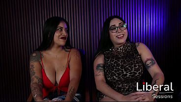 USAN SUS GRANDES TETAS COMO DEPOSITO DE LECHE, LA MUY PUTA NI LOS CONOCE.
