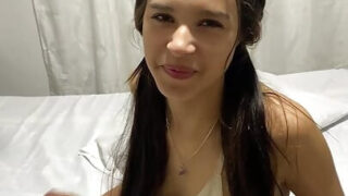 Primer plano POV: El culo apretado de una zorra colombiana es follado sin descanso