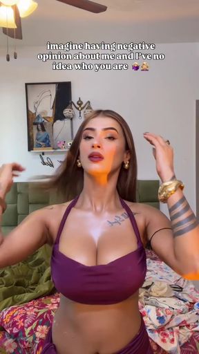 Indian babe shows off her big boobs and sideboob in makeup