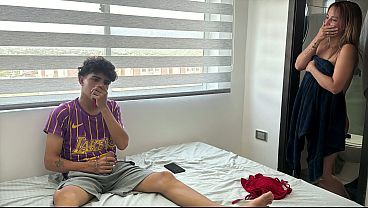 Mi inocentre hijastro ve mis bragas y le dan ganas de masturbarse con ellos.