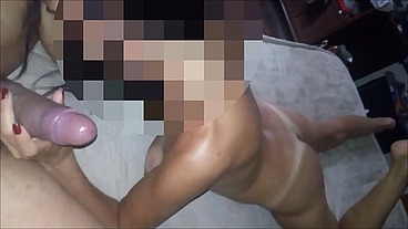 Bateu uma punheta e fez um boquete até gozar na boca