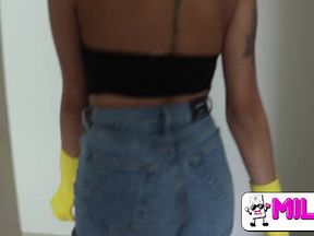 Yorgelis Carrillo me seduce con sus hermosas tetas en su nuevo trabajo de limpieza y prueba de mi le