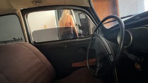 Jarlyn drives a problematic Beetle in high heels