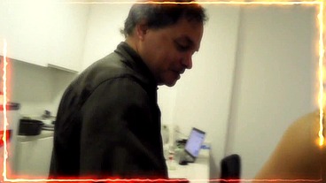 LLEGA ANTES EL CORNUDO Y DE APURO VUELA EL PALOMO , LA PUTA LO DEJA PAGANDO MAL AL MARIDO