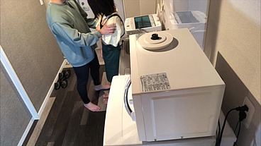 仕事で疲れて帰ってきた旦那をフェラ抜きしようとしたけど私がムラムラしてきちゃってキッチンでエプロンのままえっちしちゃいました。。