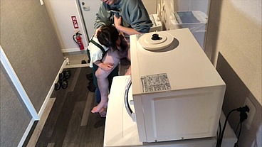 仕事で疲れて帰ってきた旦那をフェラ抜きしようとしたけど私がムラムラしてきちゃってキッチンでエプロンのままえっちしちゃいました。。