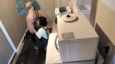 仕事で疲れて帰ってきた旦那をフェラ抜きしようとしたけど私がムラムラしてきちゃってキッチンでエプロンのままえっちしちゃいました。。