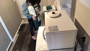仕事で疲れて帰ってきた旦那をフェラ抜きしようとしたけど私がムラムラしてきちゃってキッチンでエプロンのままえっちしちゃいました。。