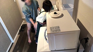 仕事で疲れて帰ってきた旦那をフェラ抜きしようとしたけど私がムラムラしてきちゃってキッチンでエプロンのままえっちしちゃいました。。