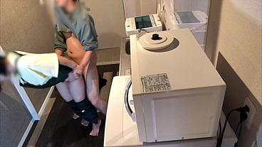 仕事で疲れて帰ってきた旦那をフェラ抜きしようとしたけど私がムラムラしてきちゃってキッチンでエプロンのままえっちしちゃいました。。