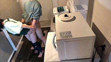 仕事で疲れて帰ってきた旦那をフェラ抜きしようとしたけど私がムラムラしてきちゃってキッチンでエプロンのままえっちしちゃいました。。
