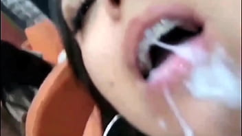 Com muito tes&atilde_o a Lorena se masturba com o bucetao raspadinho
