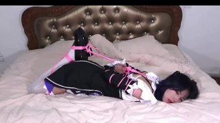Gadis Cina babe cosplayer 2B dari Nier: Automata mendapat hogtied