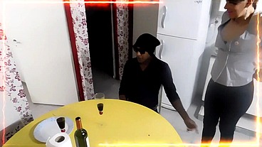 la puta disfruta alabando y obedeciendo a su jefe