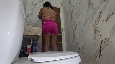 Mijando com meu bucetão no banheiro