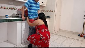 consuelo a mi madrastra porque mi padre le fue infiel aprovecho para fallarmela en la concina le gusta como me la cojo de perrito