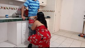 consuelo a mi madrastra porque mi padre le fue infiel aprovecho para fallarmela en la concina le gusta como me la cojo de perrito