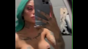 Tati zaqui mostrando os peitos