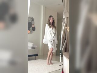 “Athletic Slender, Moves Thick” ???????? Don’t let the waist fool you — this ass got plans.