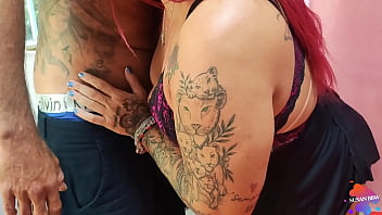 Boquete no tatuado no quarto da minha amiga, gozei gostoso na boca dele