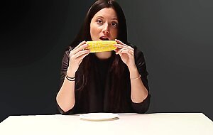 Cornhub Aria slobs on the cob