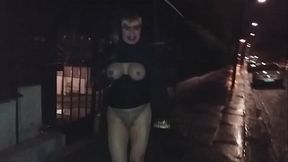 musulmane en hijab dans la rue seins nus