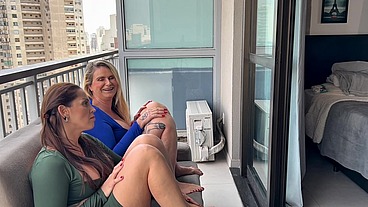 As Milfs selvagem ataca técnico de. Manutenção é destruída por ele no sexo hardcore lavará surra de Piroca preta