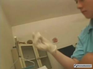 Haar patient heeft het voorzien op haar neukgaatjes!