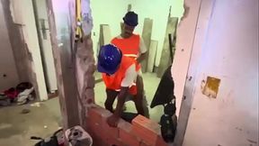 O engenheiro me d&aacute_ uma foda no canteiro de obras.