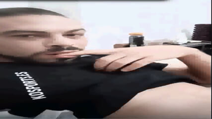 Mira a Adrian