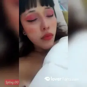 Me masturbo con grandes deseos de que me follen bien rico y hacer un oral súper cachondo con mis tetas