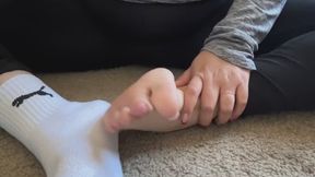 Watch me tease you with wiggly toes