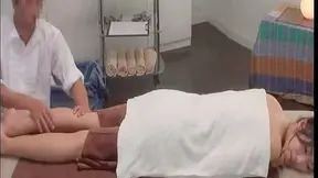 Mujer madura con tetas grandes en sesión de masaje picante