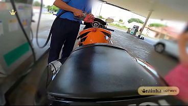 Bunda Perfeita na Moto! Casada Rainha Hotwife parando o tr&acirc_nsito e exibindo tudo pela cidade