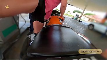 Bunda Perfeita na Moto! Casada Rainha Hotwife parando o tr&acirc_nsito e exibindo tudo pela cidade