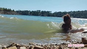 MAMEI O PAU DO TATUADO DENTRO DE &Aacute_GUA NA FRENTE DE TODOS OS TURISTAS QUE PASSEAVAM DE BARCO AO FINAL DA TARDE