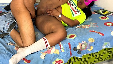 Besando a la señora de limpieza tiene el culo mas grande de Colombia