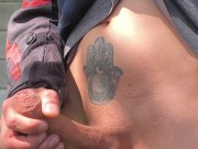 Se me pone dura de saber que me están viendo desde lejos como me masturbo