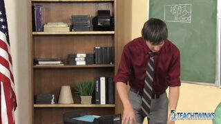 Escorte fétichiste hardcore à l'école : les amateurs tatoués Andy Kay, Atlanta Gray et Atlanta Grey caressent de grosses bites, font des fellations et des branlettes avant une sodomie.