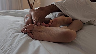 NA CAMA COM O MORENO SAFADO