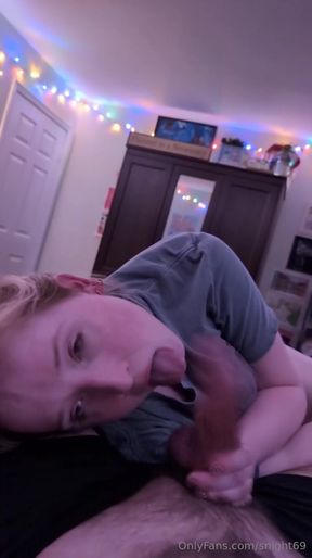 Sexy OF model invites fans to talk, sext & explore her content